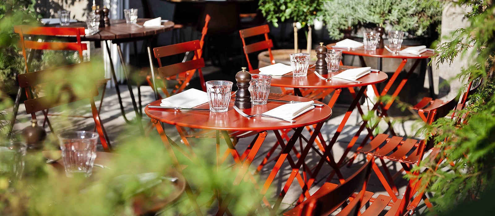 Fermob Bistro Kollektion im Restaurant Chan in Berlin - klappbare Metallstühle in modernem Setting