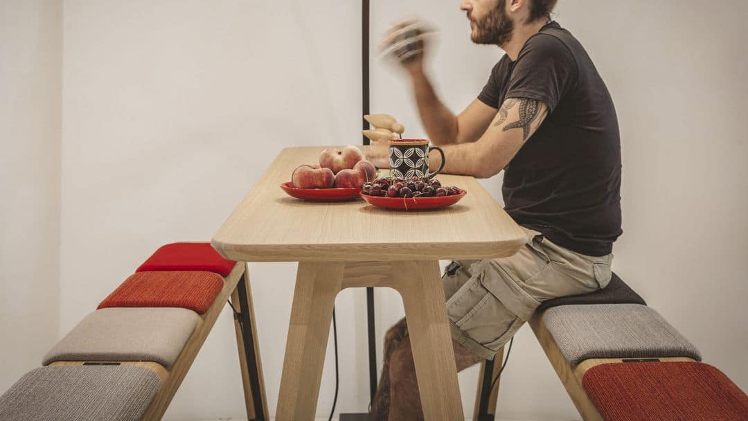 Coworking Meetingtisch mit Holzbänke